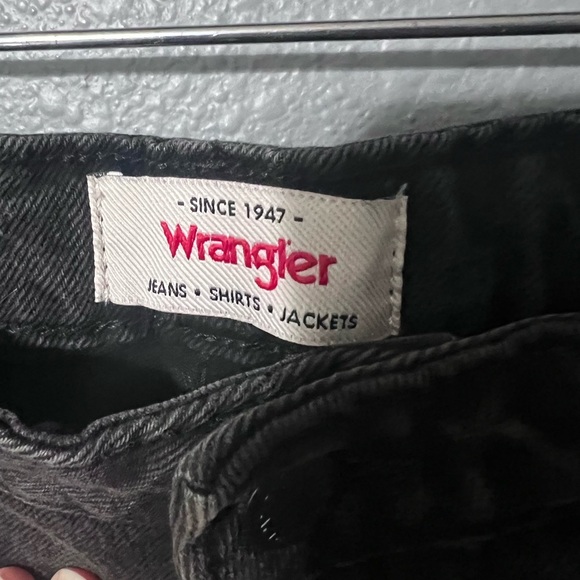 NWT Wrangler Mid-Rise Vintage Distress Denim Short WomenS Sz 8/29 Black Wash NEW - Picture 3 of 6